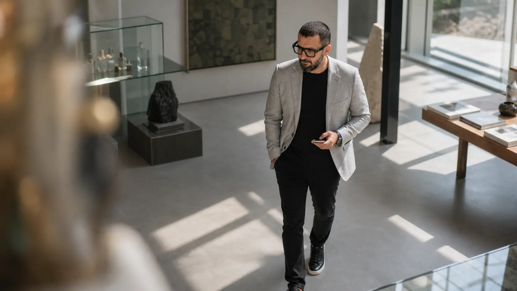 Galeri duvarında sergilenen işler